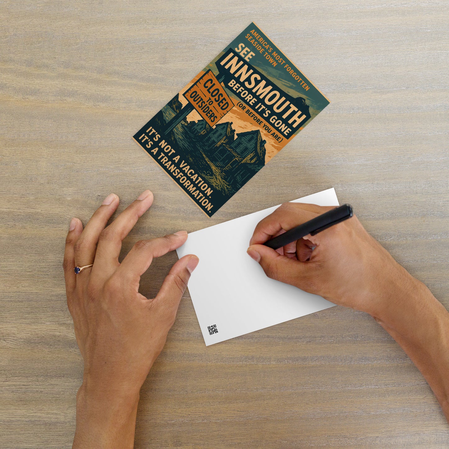 Erleben Sie Innsmouth, bevor es verschwindet – eine Küstenstadt wie keine andere Standardpostkarte